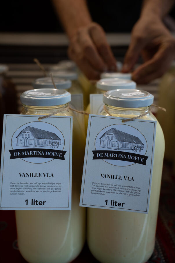 Heerlijke vanille vla die ambachtelijk gemaakt wordt door de Martina Hoeve met melk van eigen koeien.